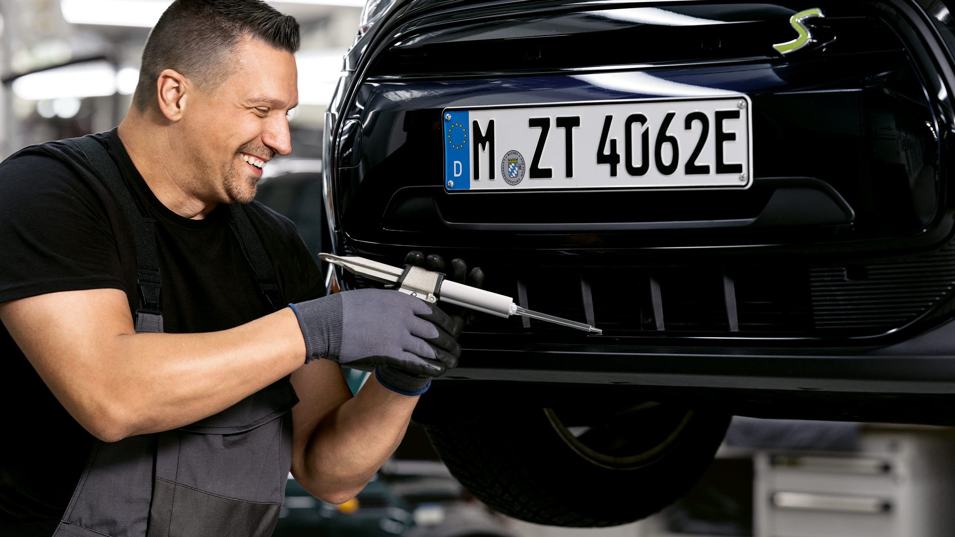 Tæknimaður gerir við stuðara og afturhluta MINI